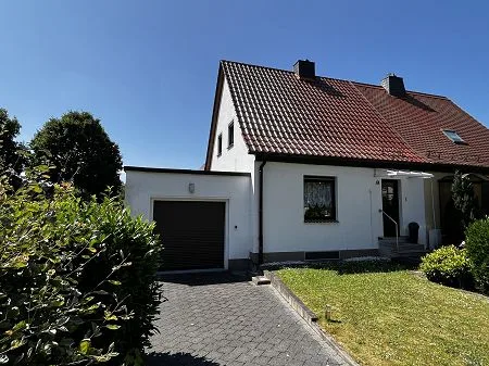 Wohnhaus und Garage