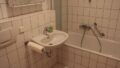 Bad mit Wanne und WC