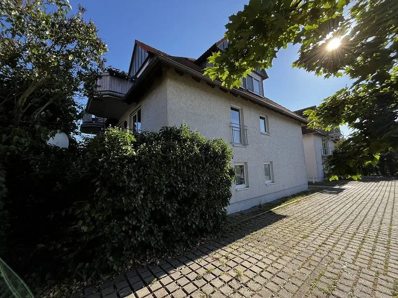 Blick auf das Mehrfamilienhaus