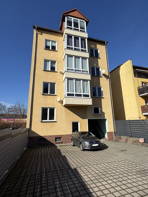 Blick auf das Mehrfamilienhaus