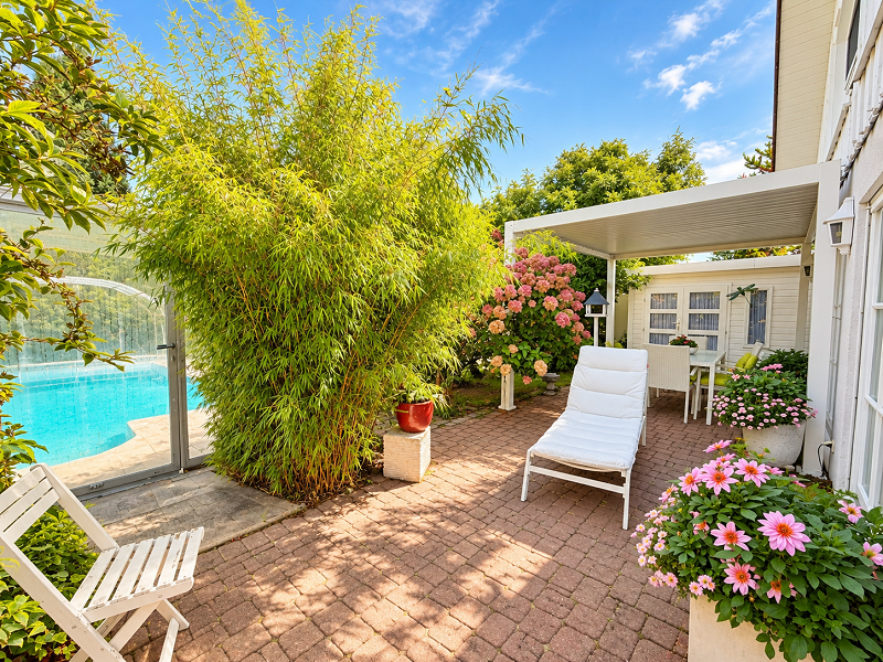 Terrasse mit Pool